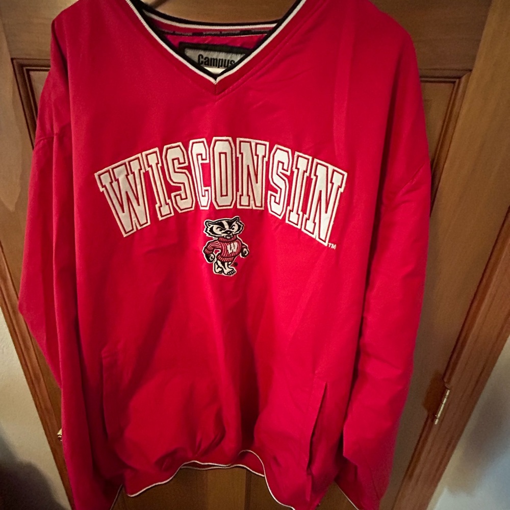 Men’s XXL Wisconsin Badger pullover.